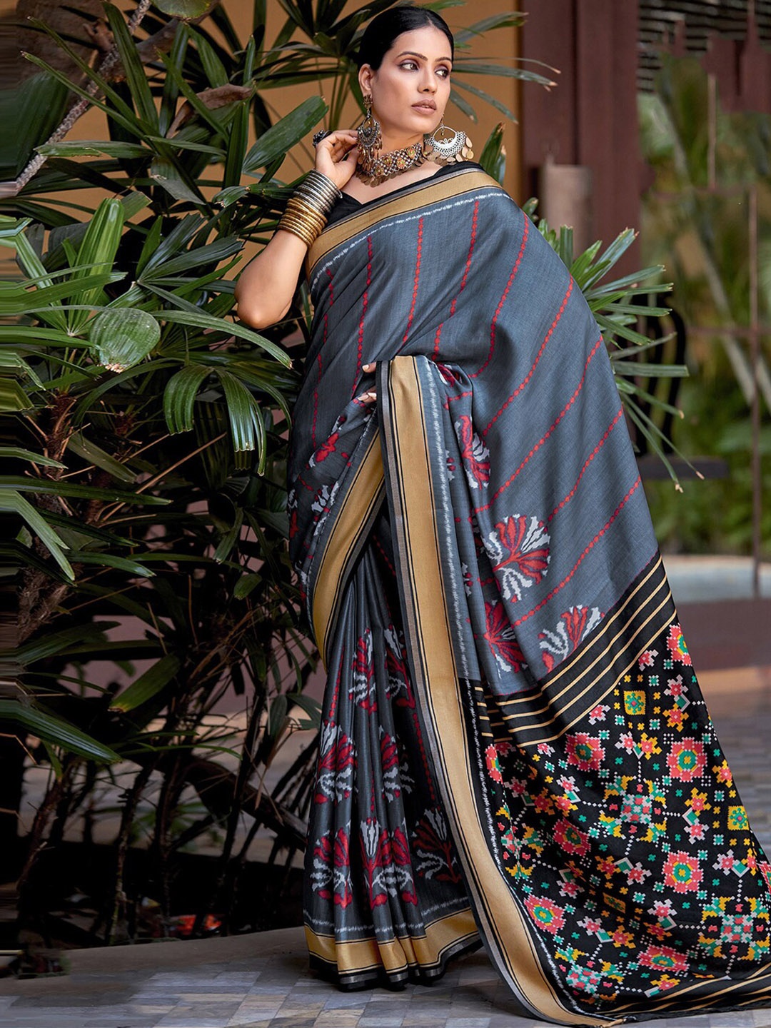 

Satrani Floral-Geometric Printed & Zari Stripes Saree, Black