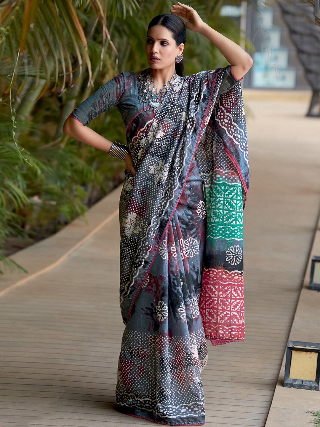 

Satrani Ethnic Motifs Sequinned Saree, Grey