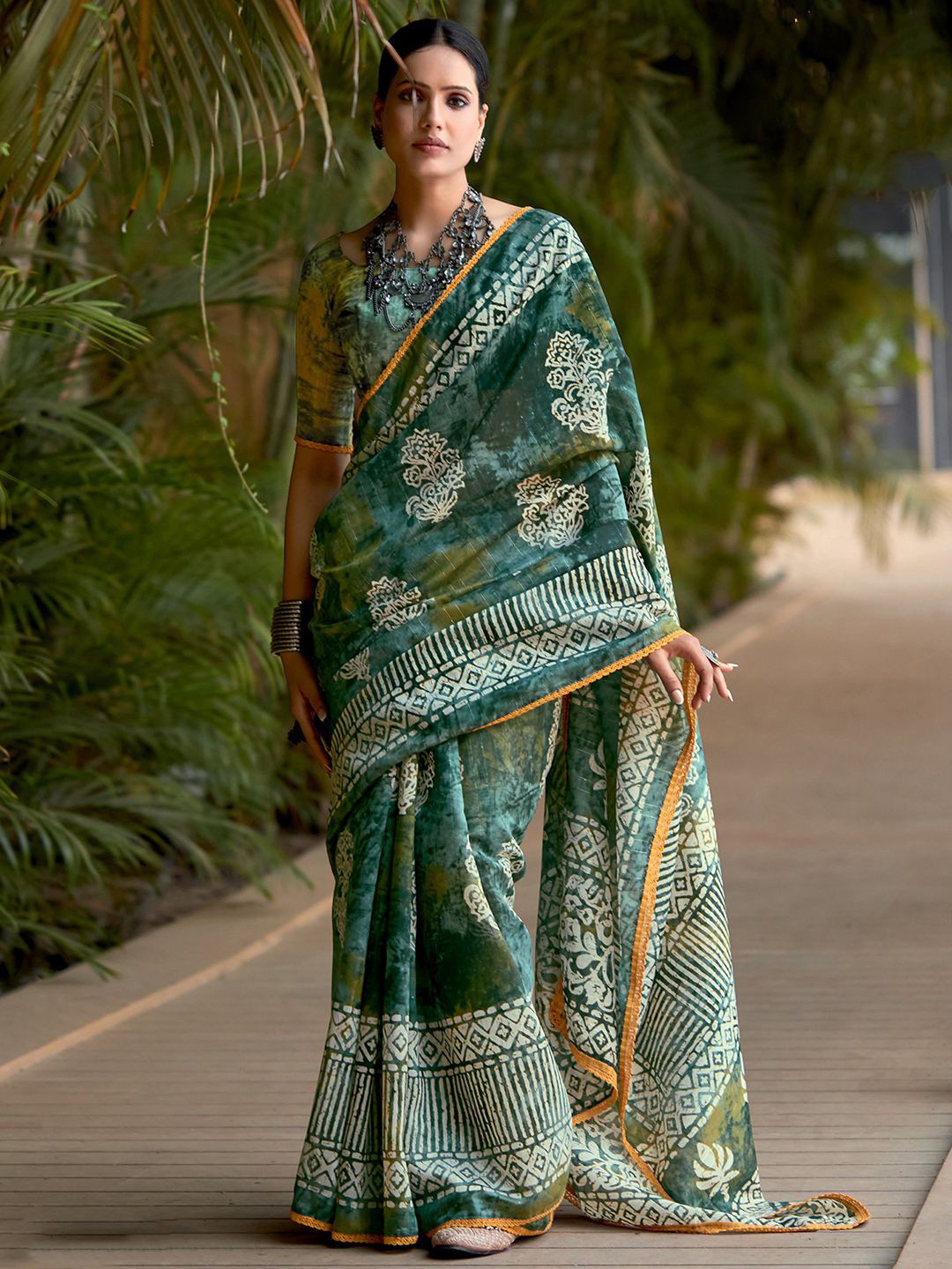 

Satrani Batik Sequinned Saree With Blouse Piece, Green