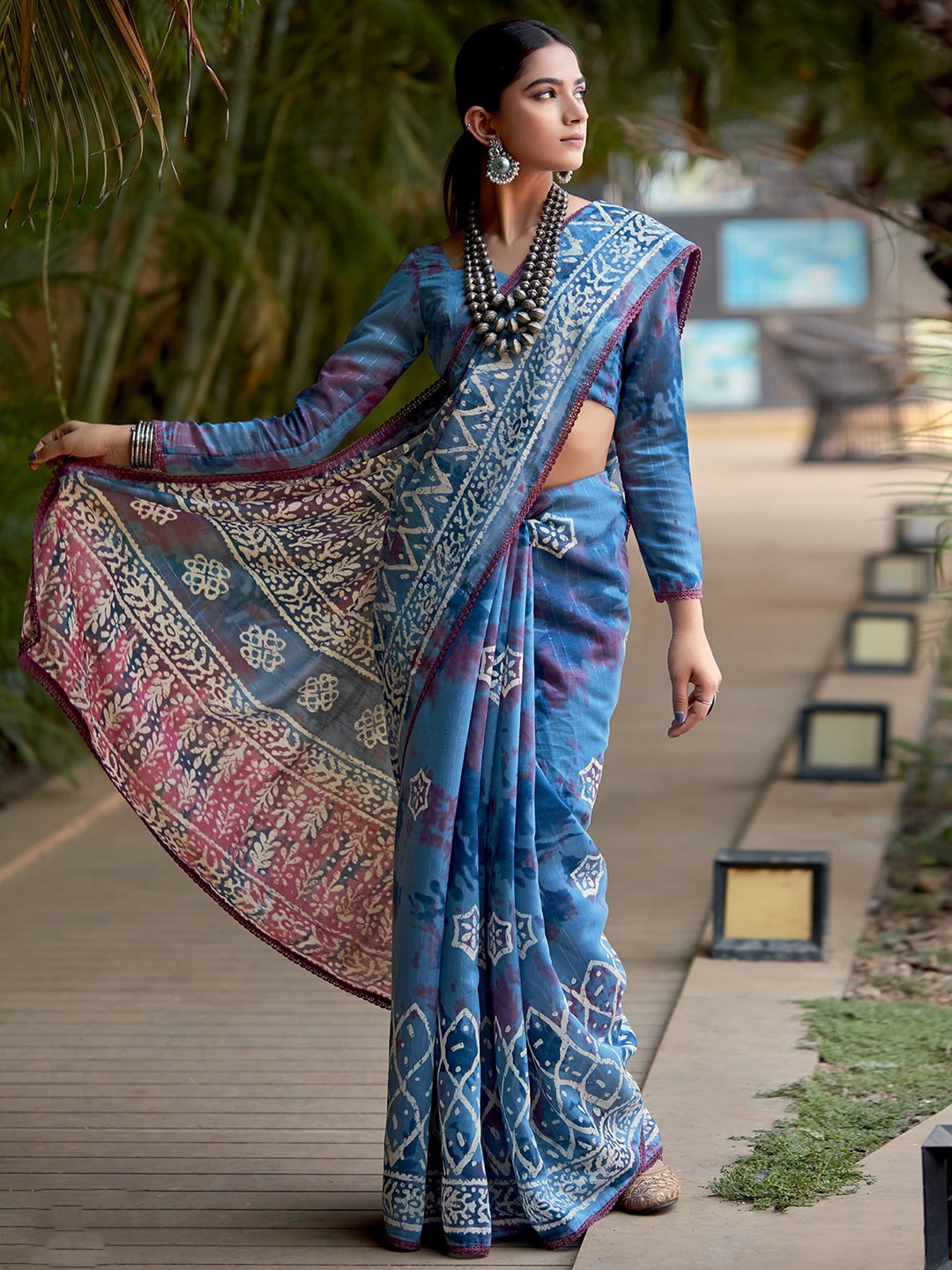 

Satrani Ethnic Motifs Sequinned Saree With Blouse Piece, Blue