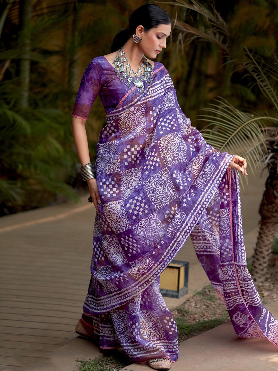 

Satrani Ethnic Motifs Saree With Blouse Piece, Violet