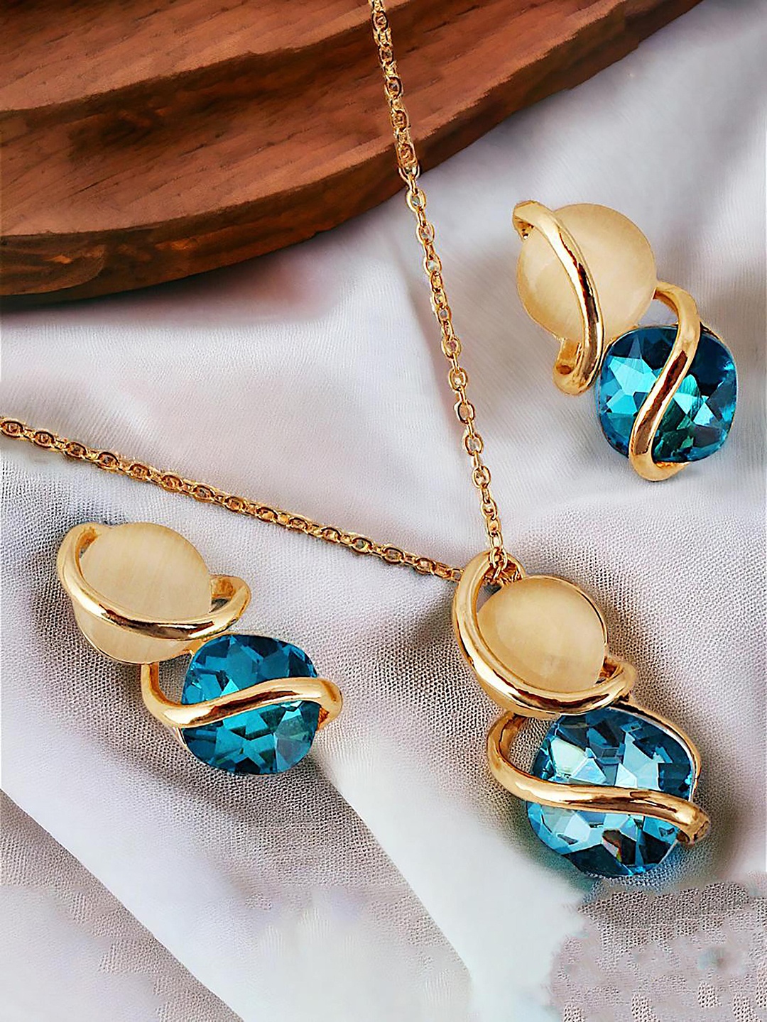 

LUCKY JEWELLERY Gold Plated CZ-Studded Pendant Jewellery Set