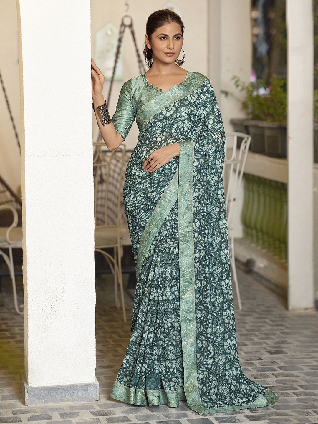 

Mitera Floral Pure Georgette Saree, Lime green