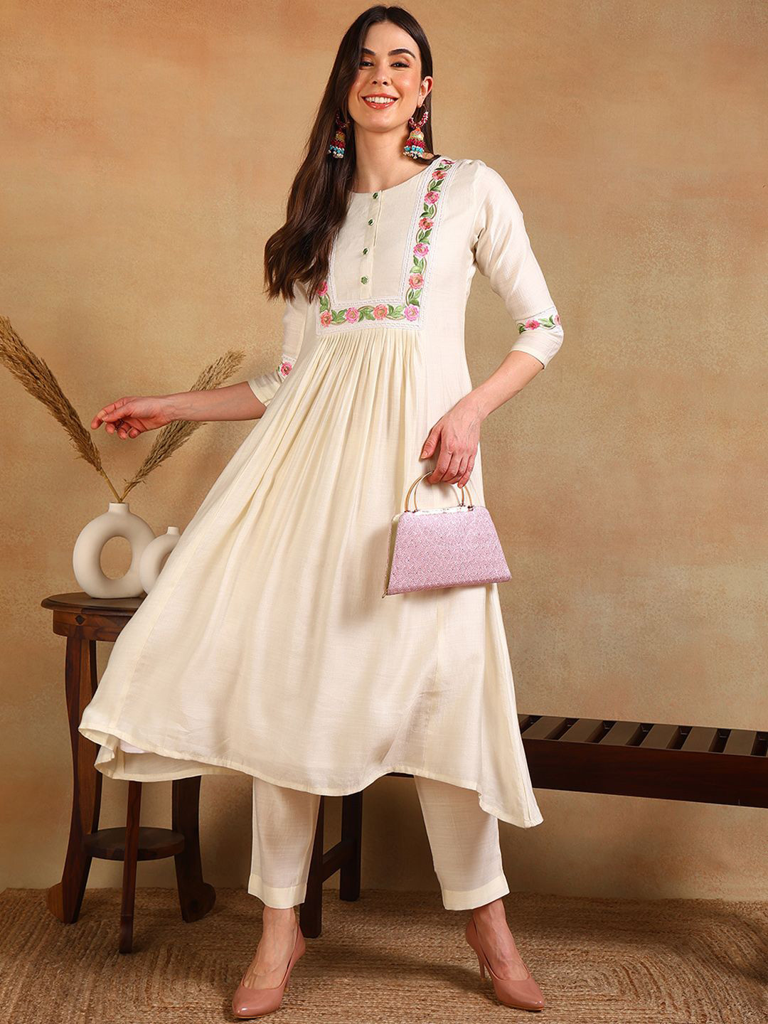 

Anouk Women Solid Floral Embroidered Thread Work Kurta, Off white