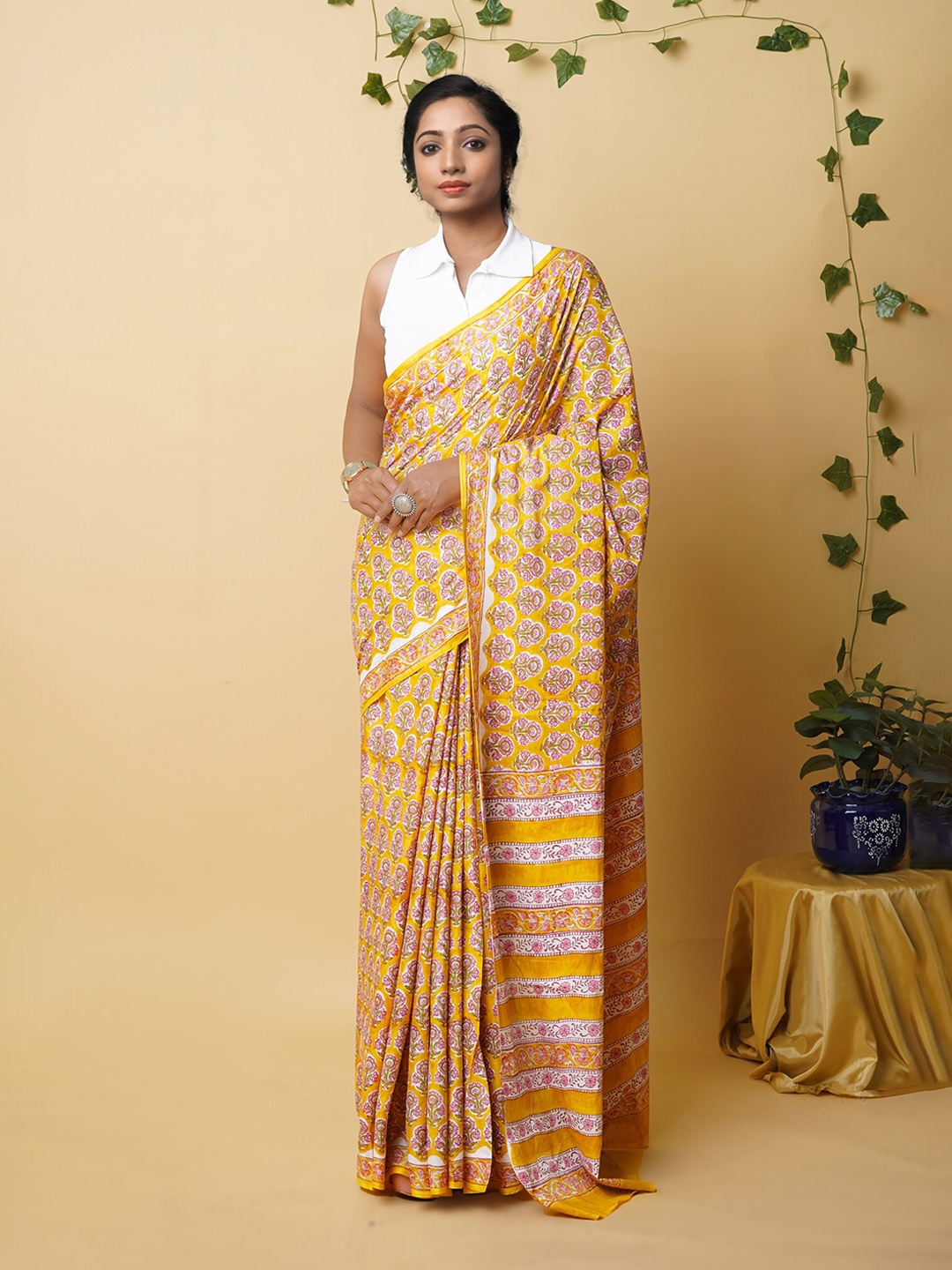 

Unnati Silks Ethnic Motifs Pure Cotton Handloom Block Print Saree, Yellow