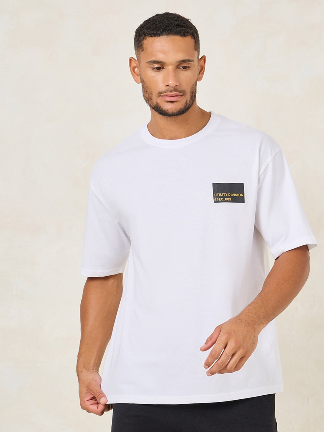 

Styli Men Minimal Chest Sticker Print Oversized T-shirt, White