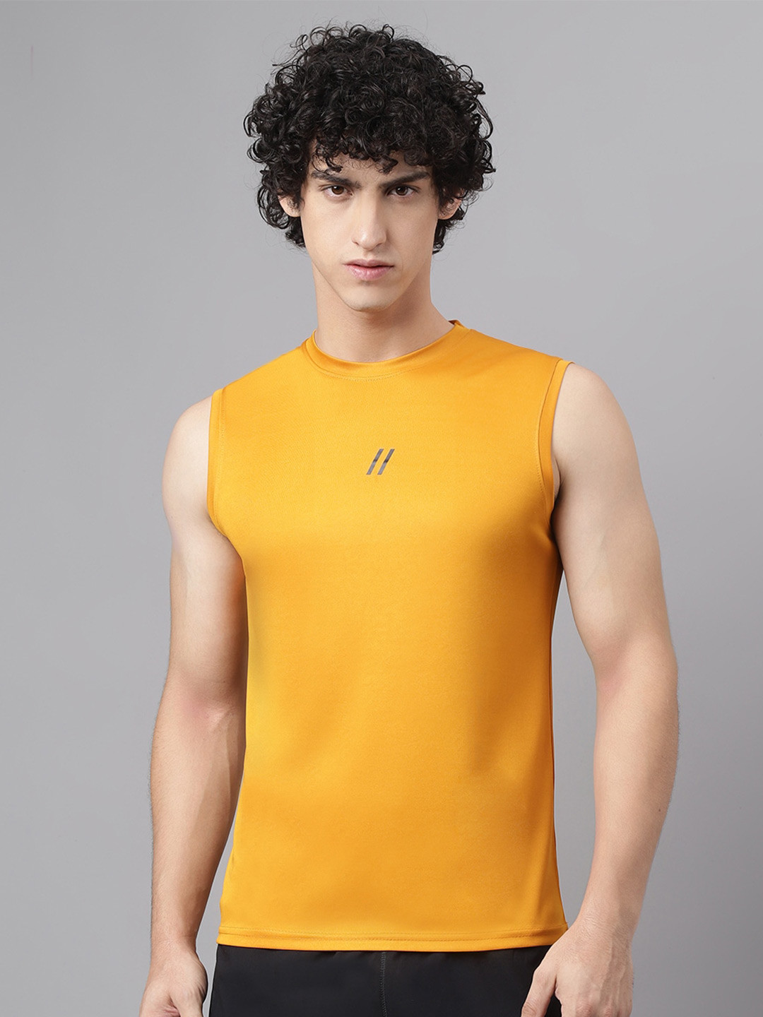 

ATICX Men Applique Slim Fit T-shirt, Yellow