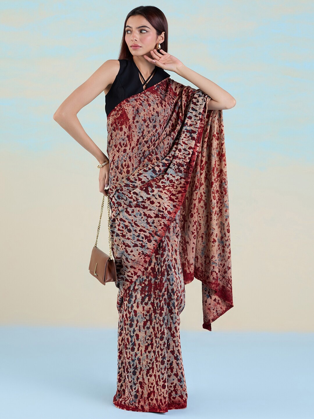 

navyasa by liva Abstract Printed Liva Saree, Maroon