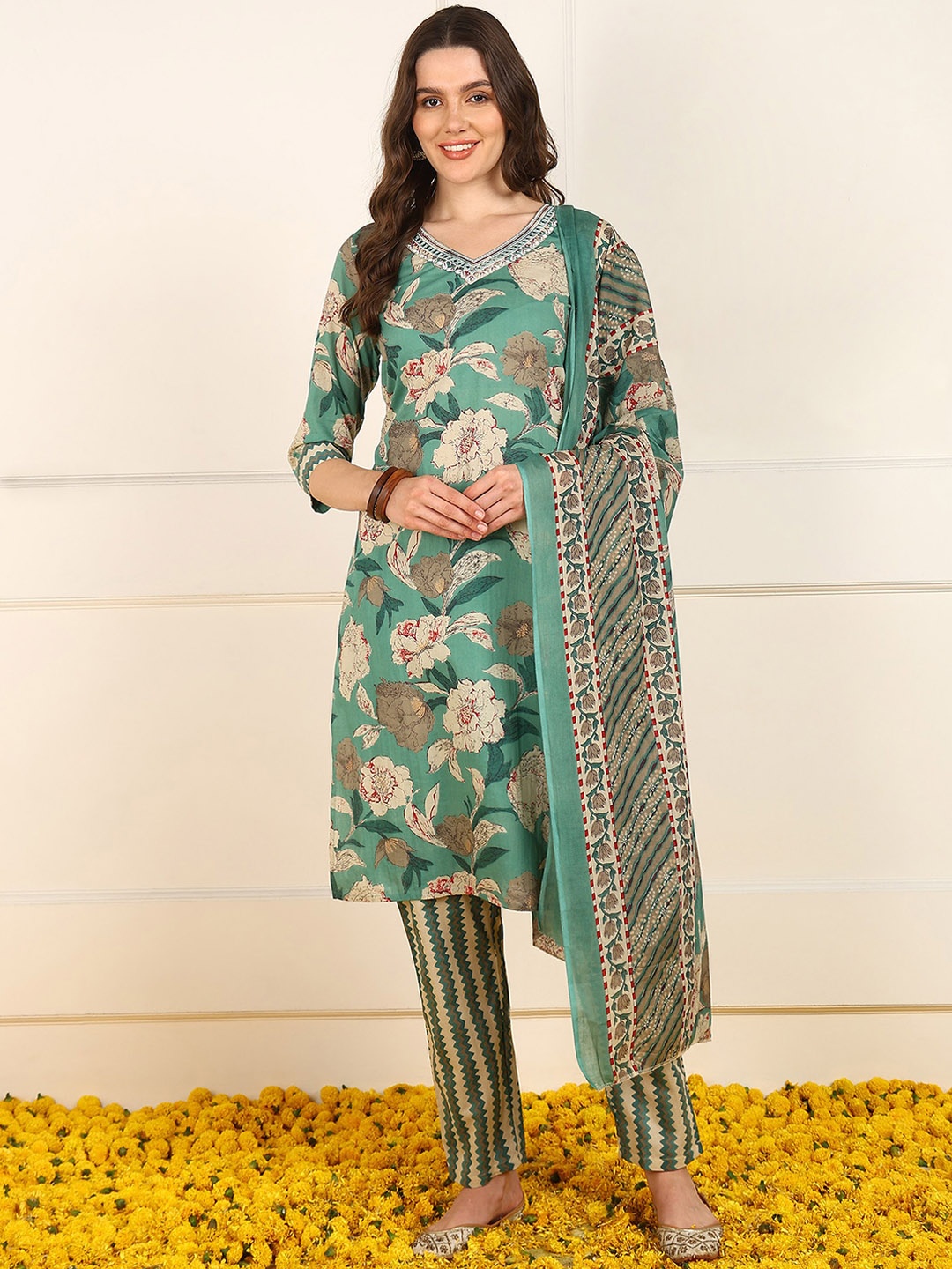 

AHIKA Women Floral Printed Regular Pure Cotton Kurta Trousers With Dupatta, Green
