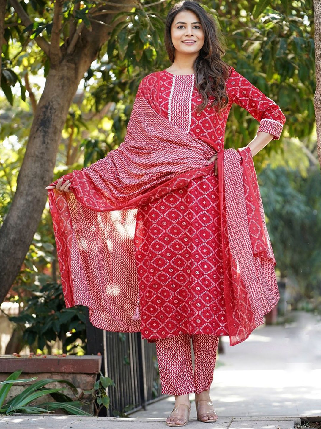 

Misti Exim Bandhani Printed Regular Thread Work Kurta with Trousers & Dupatta, Red