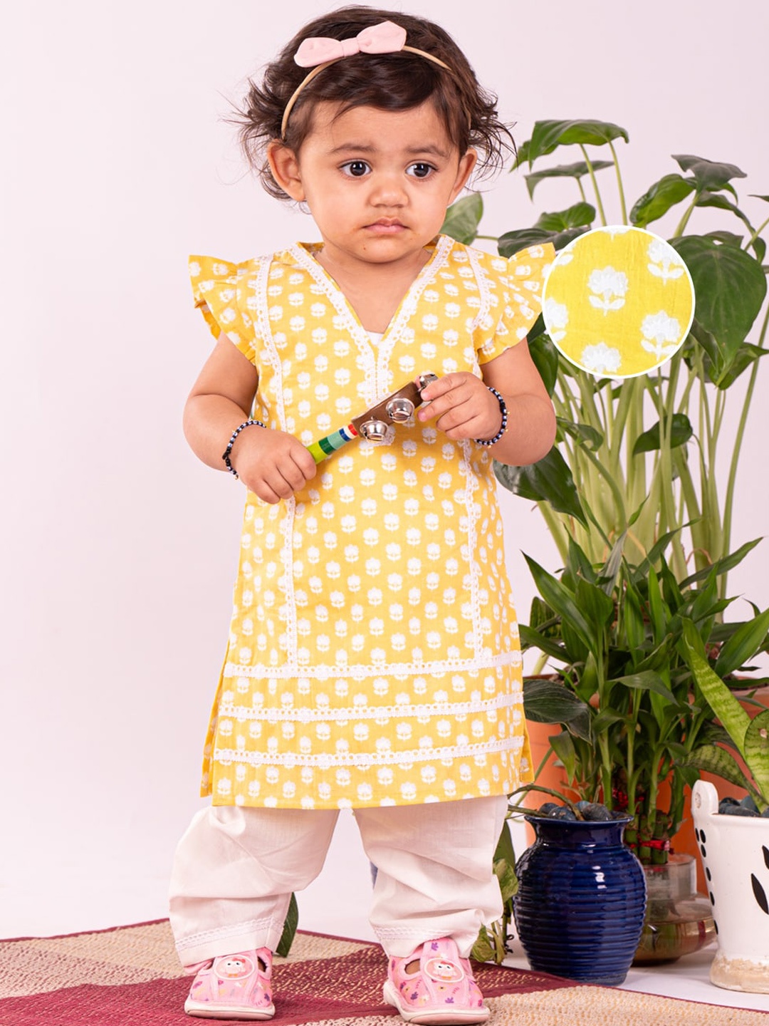 

VASTRAMAY Girls Floral Printed Regular Pure Cotton Kurta with Pyjamas, Yellow