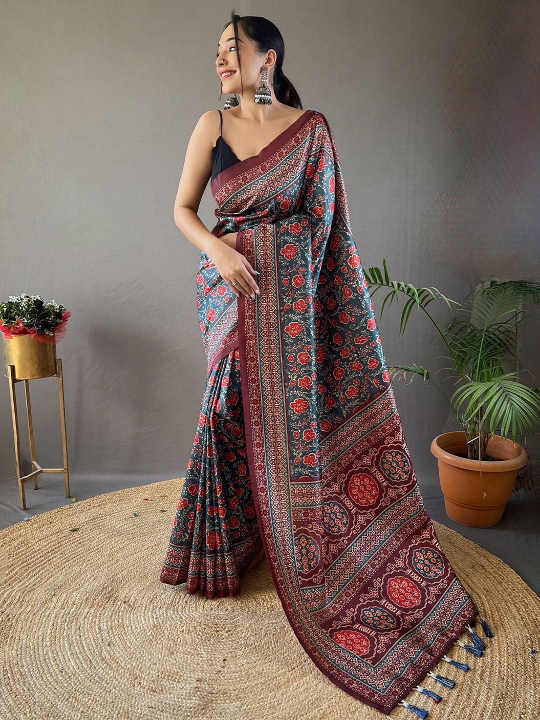 

Chandbaali Kalamkari Tussar Saree, Navy blue