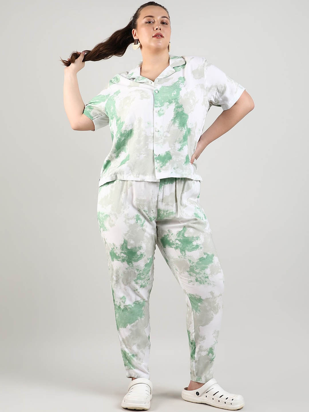 

INSTAFAB PLUS Tie and Dye Cuban Collar Casual Shirt With Trousers, Green