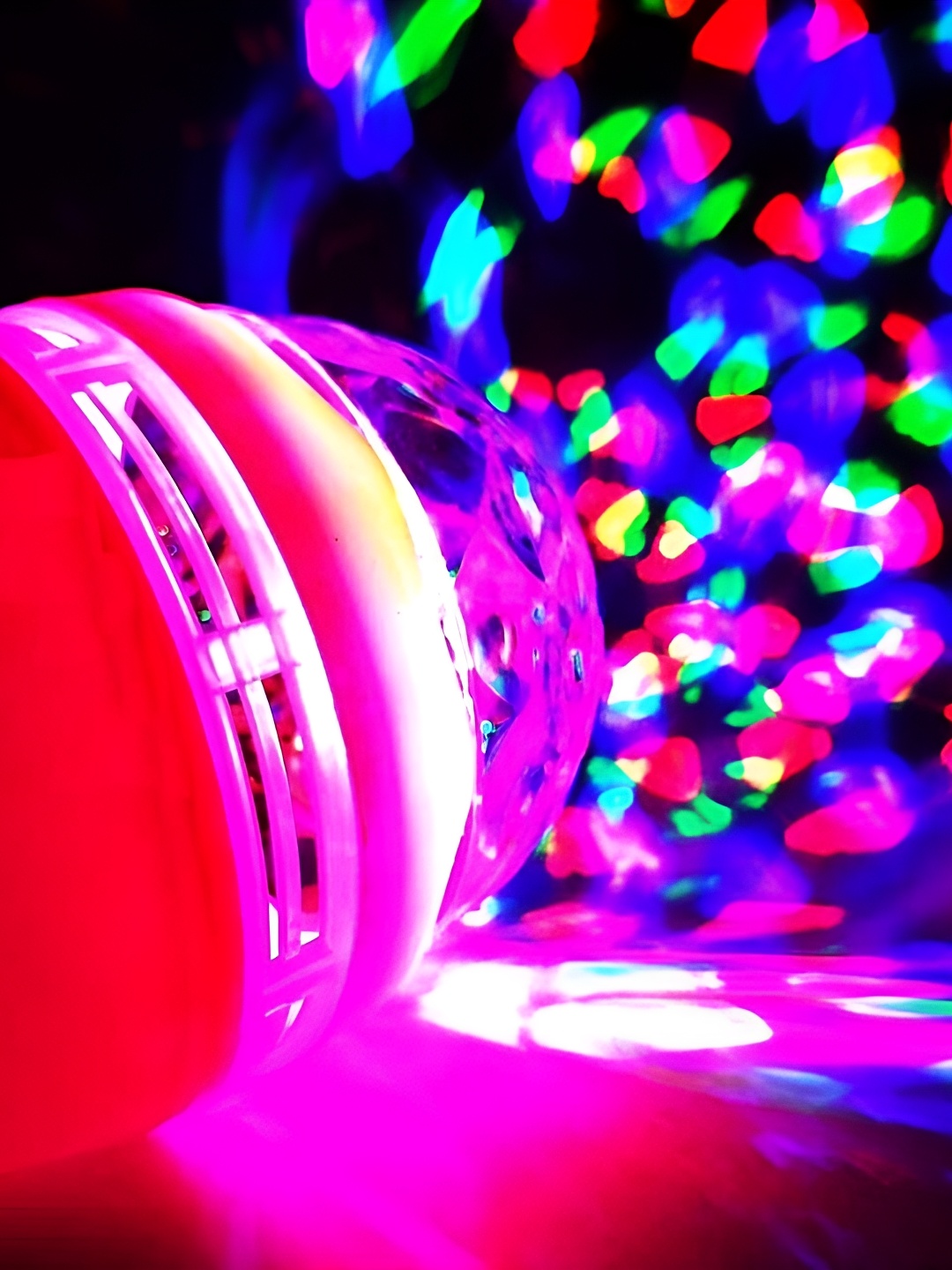

SPARK WORLD Yellow & Green Textured Semi-sphere Disco Ball Bulb