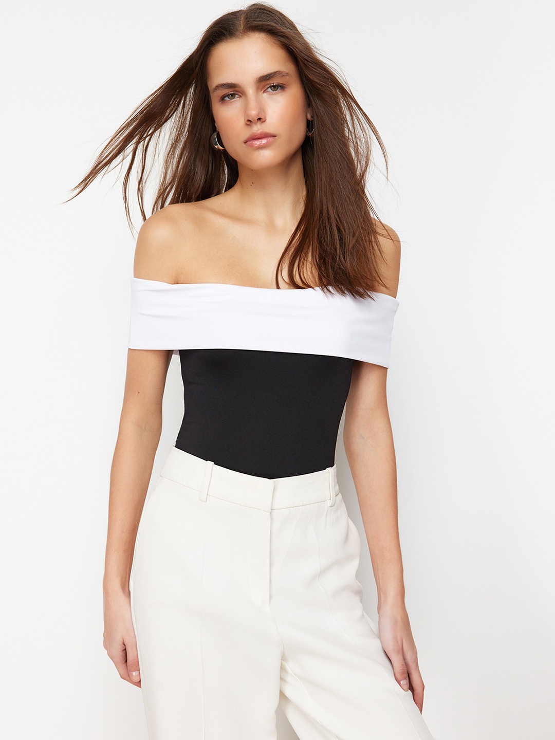 

Trendyol Off-Shoulder Fitted Monochrome Top, Black