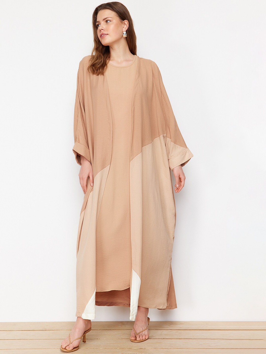 

Trendyol V-Neck Long Sleeves Abaya, Beige