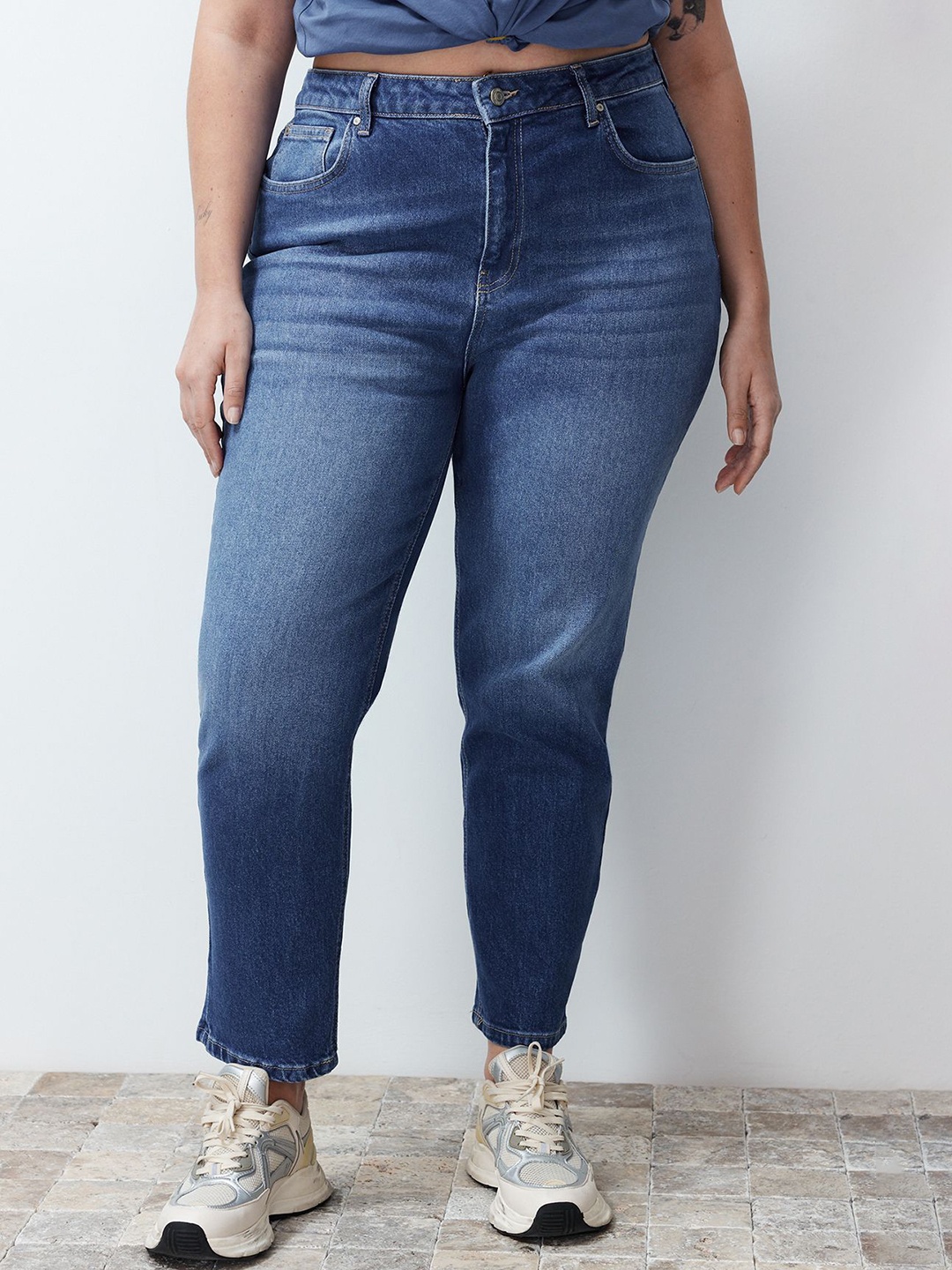 

Trendyol Women Plus Size Light Fade Stretchable Jeans, Blue