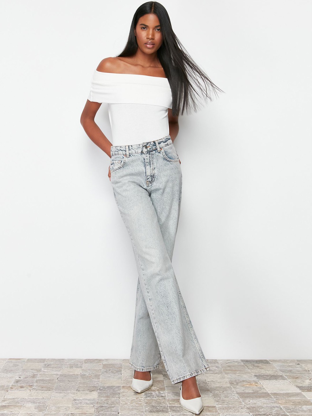 

Trendyol Women Mildly Distressed Heavy Fade Mid-Rise Jeans, Na