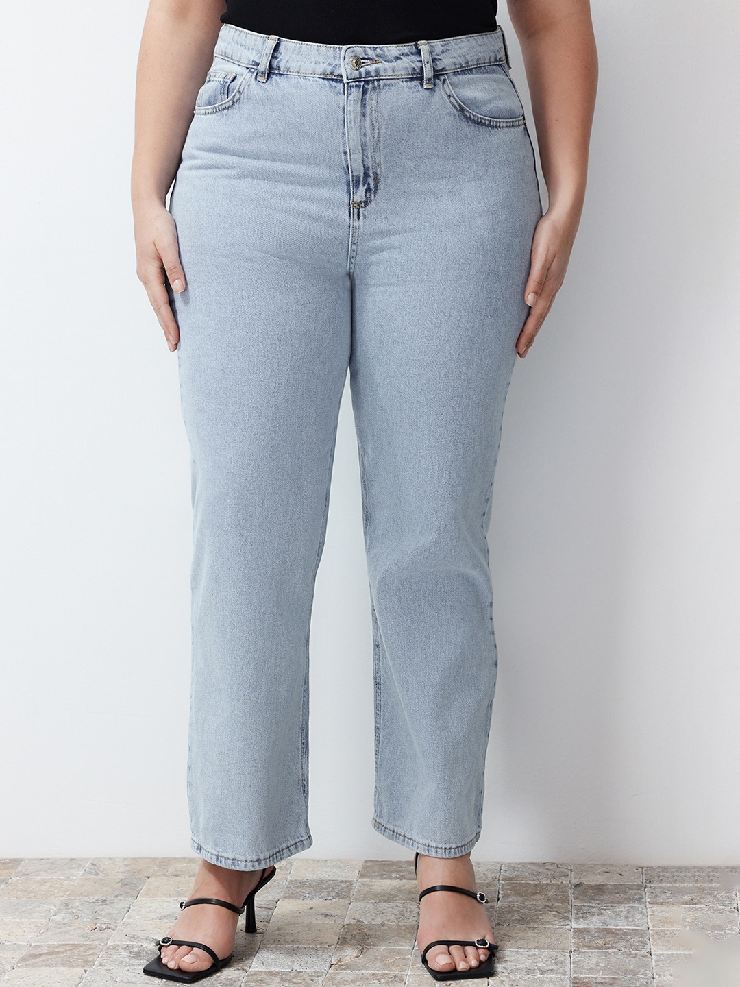 

Trendyol Women Mildly Distressed Heavy Fade High-Rise Jeans, Na