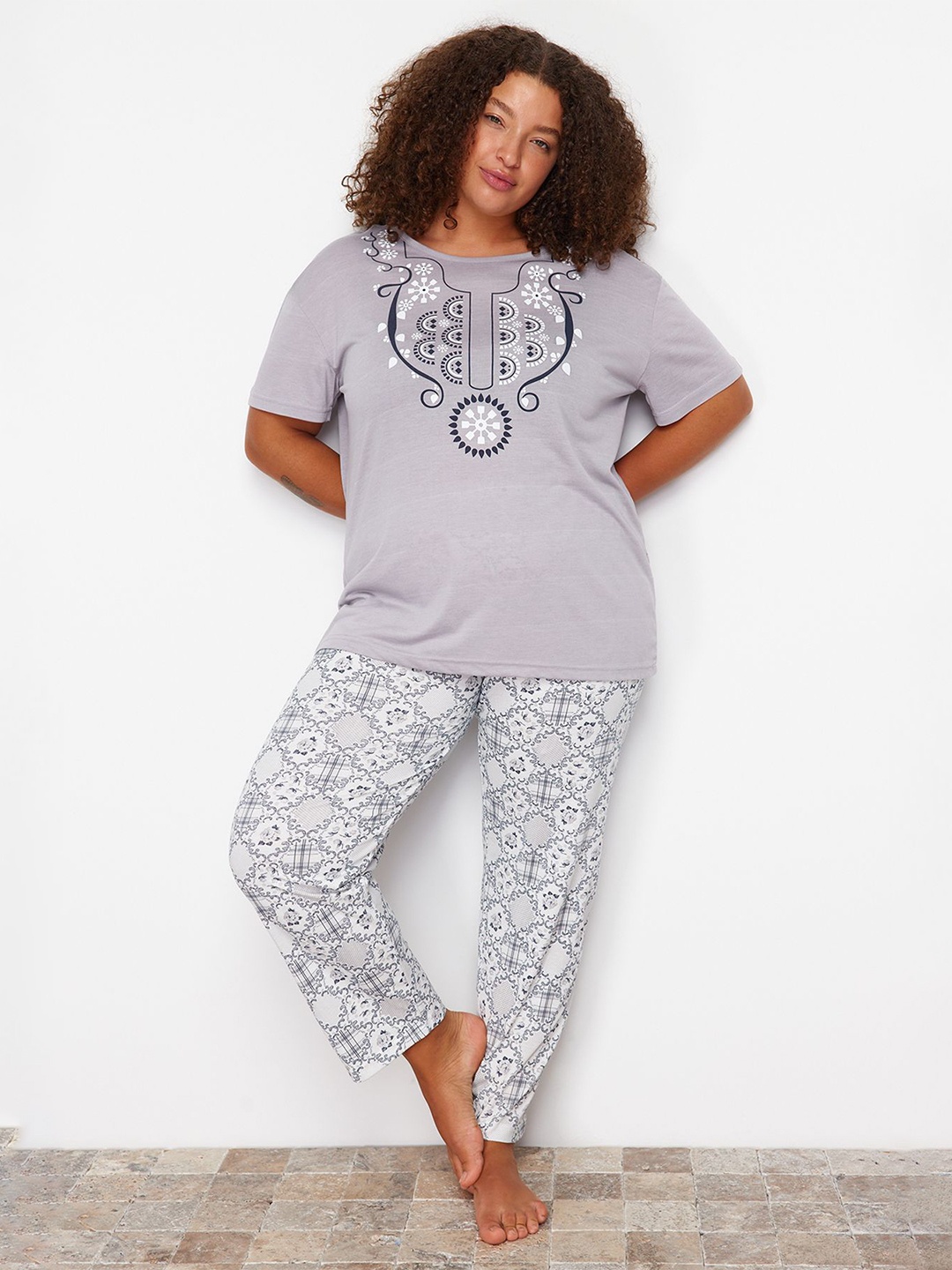 

Trendyol Conversational Printed Top With Trousers, Grey