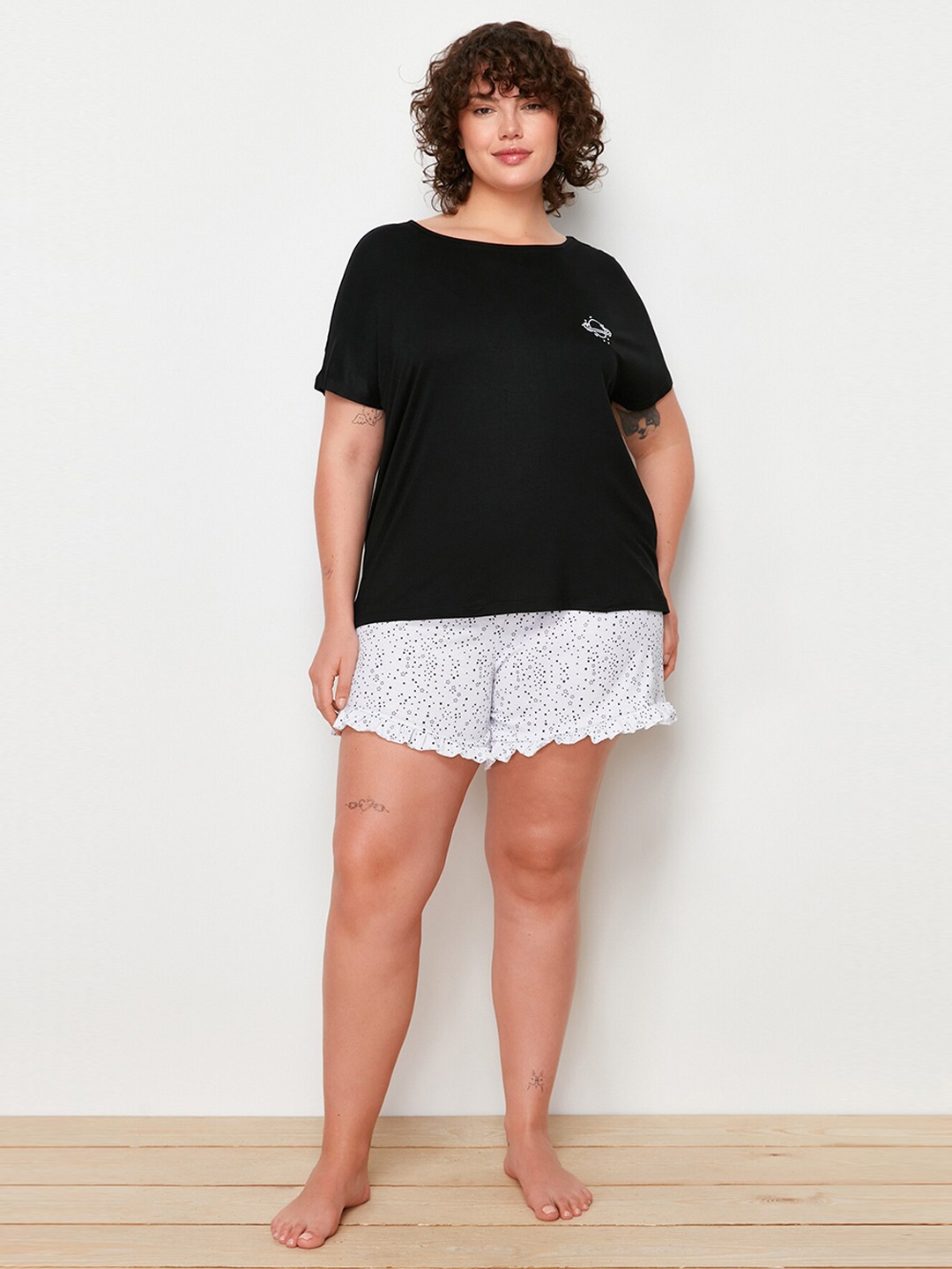 

Trendyol Plus Size T-Shirt With Shorts Night Suit, Black