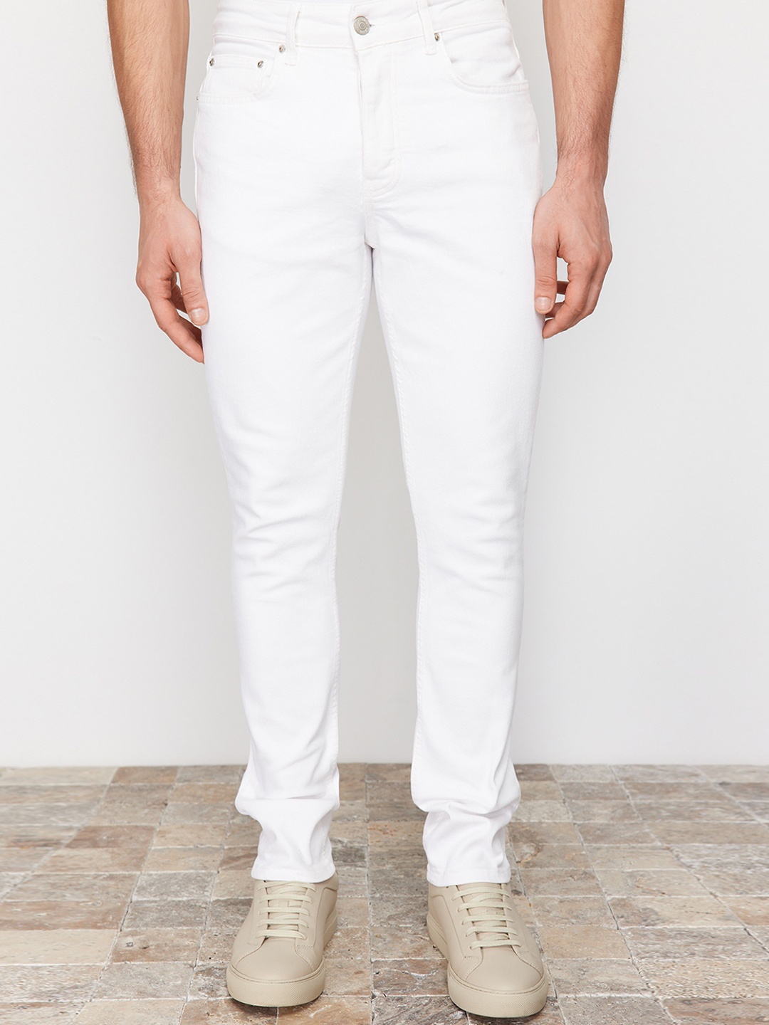 

Trendyol Men Mildly Distressed Mid-Rise Jeans, Na