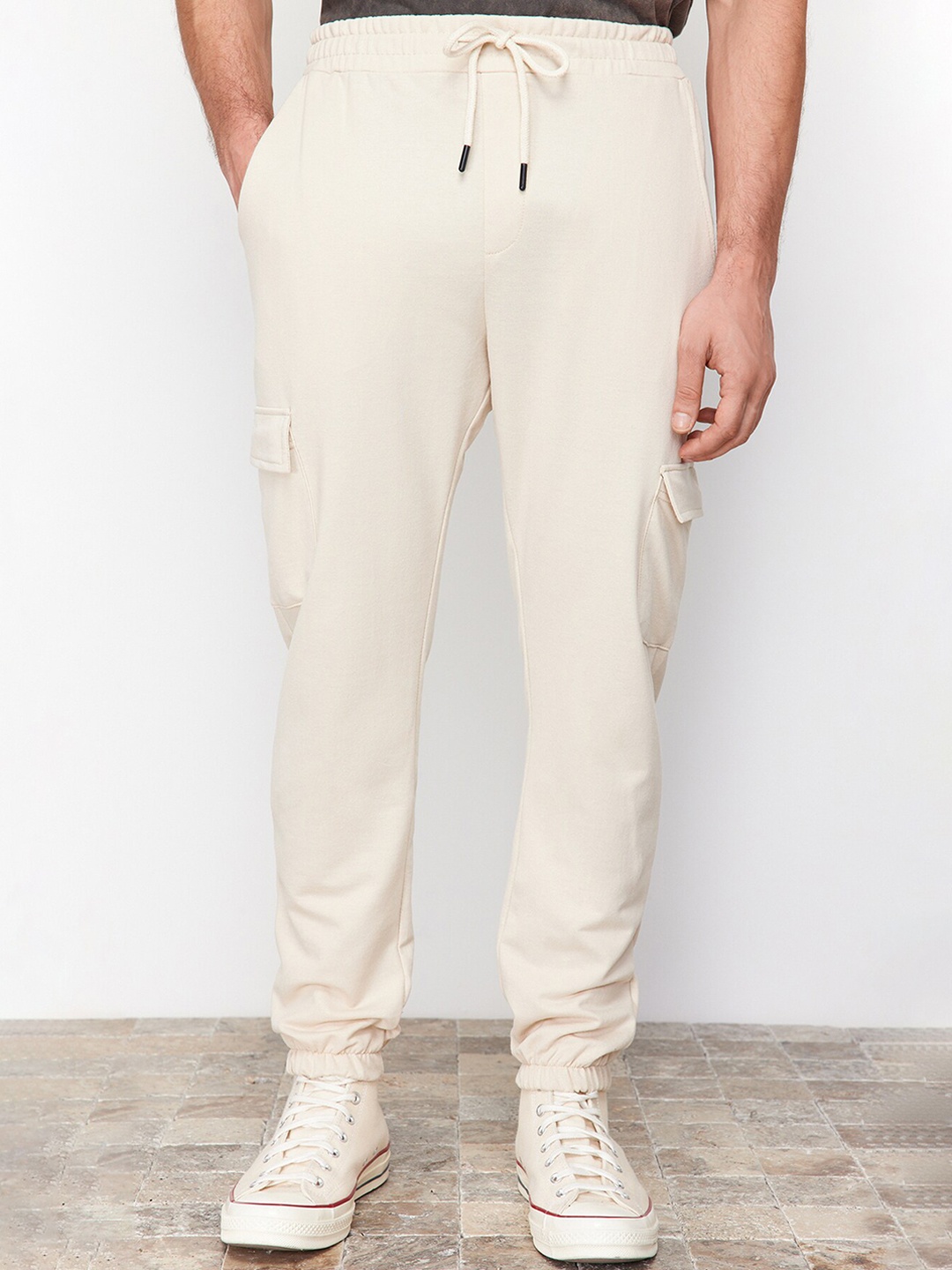 

Trendyol Men Mid Rise Cargo Joggers, Off white