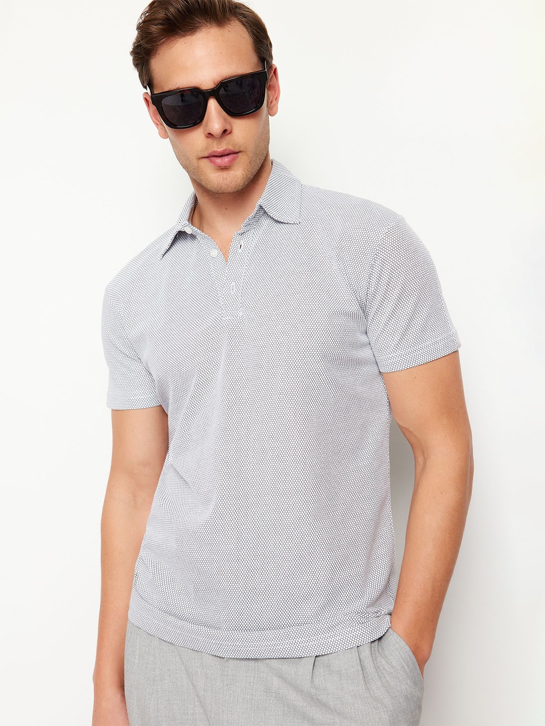 

Trendyol Men Polo Collar Solid T-shirt, Grey