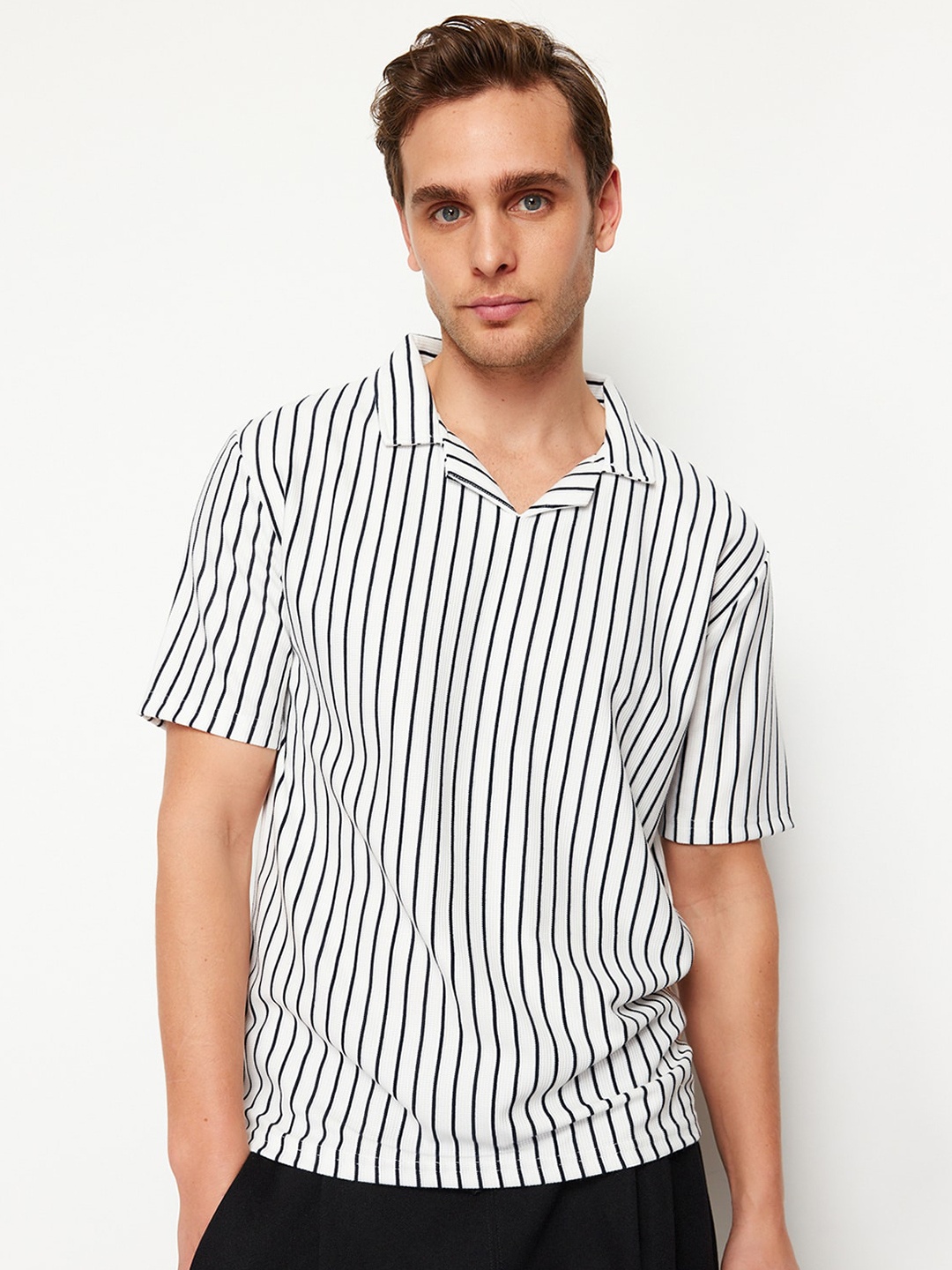 

Trendyol Men Striped Drop-Shoulder Sleeves Monochrome T-shirt, White