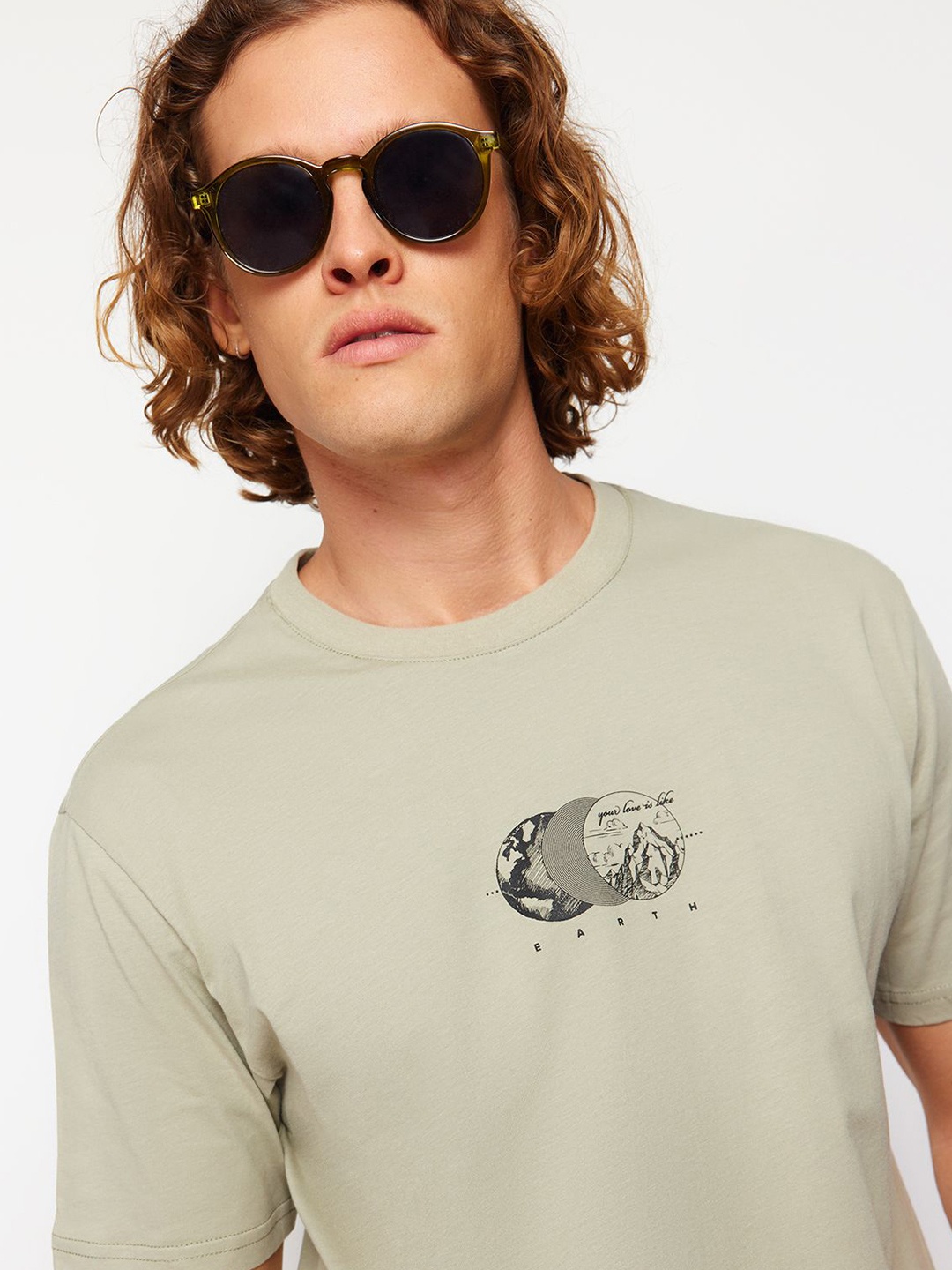 

Trendyol Men Typography Extended Sleeves T-shirt, Na