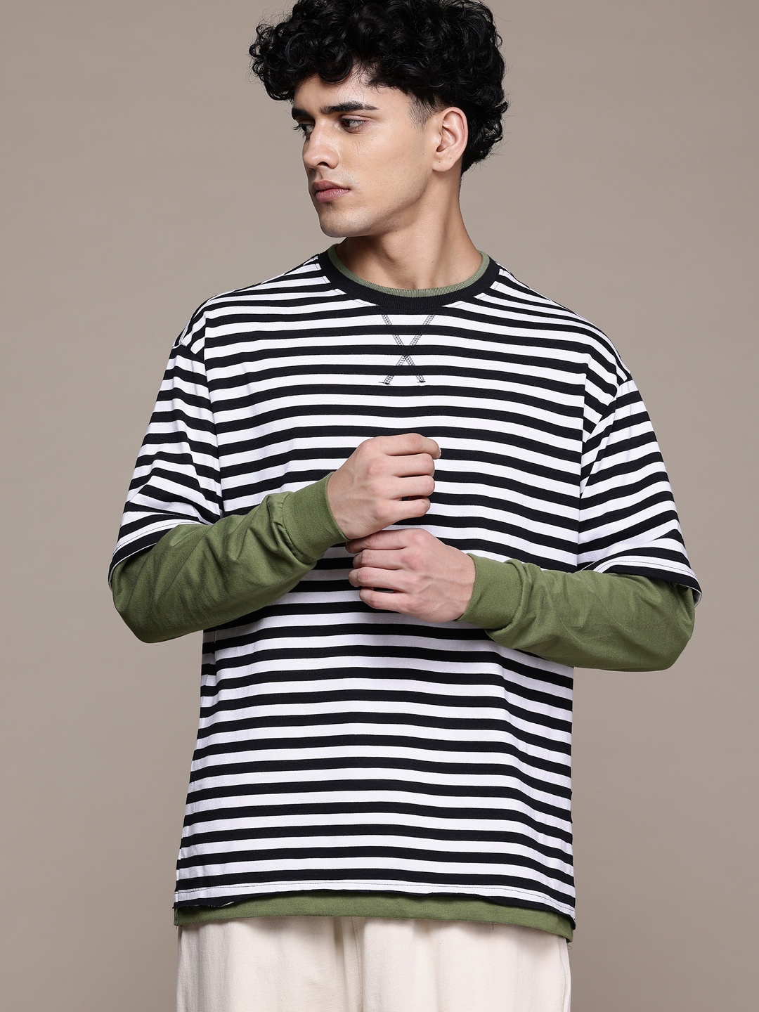 

Roadster Men Striped T-shirt, Black