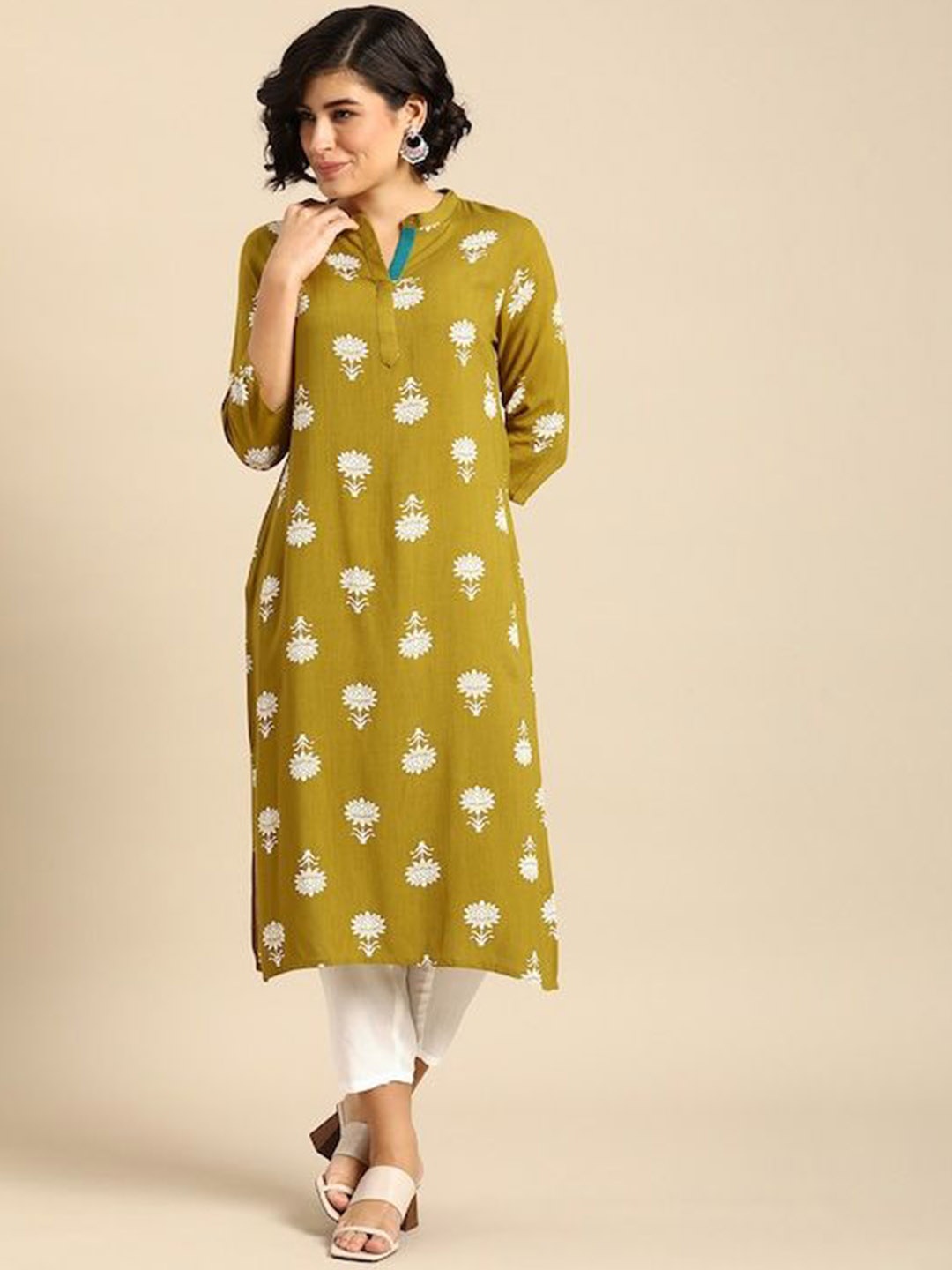 

kipek Green & White Floral Printed Notched Neck Straight Kurta with Trousers