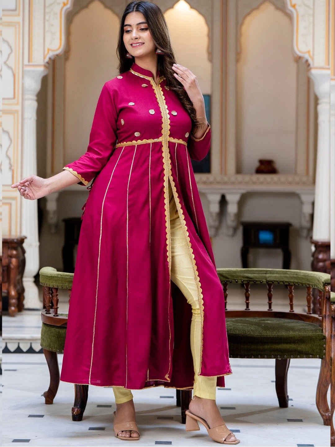 

ftDiva Floral Embroidered Mandarin Collar Gotta Patti Straight Kurta, Maroon
