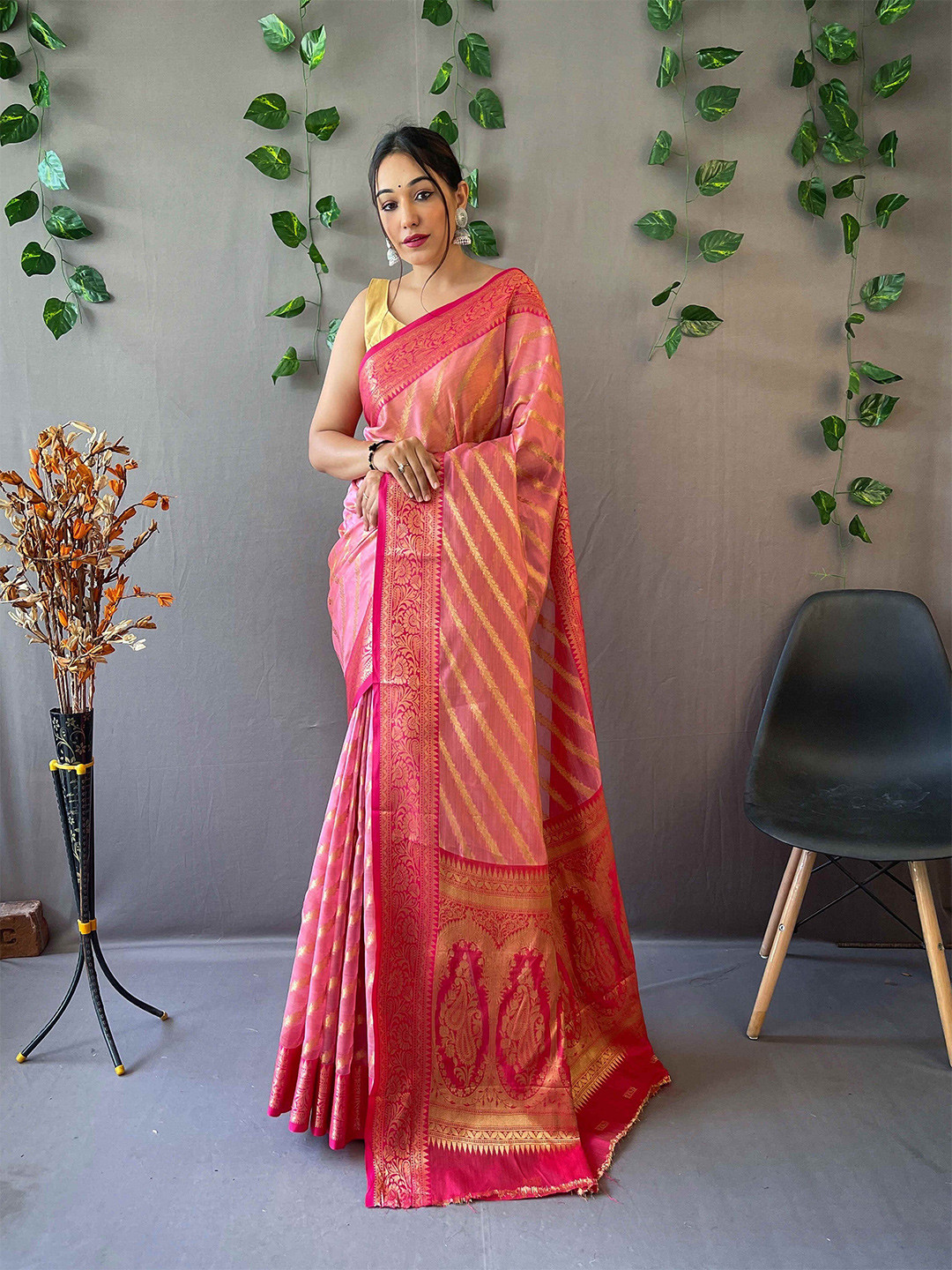 

DEVATITHI Woven Design Organza Saree, Pink