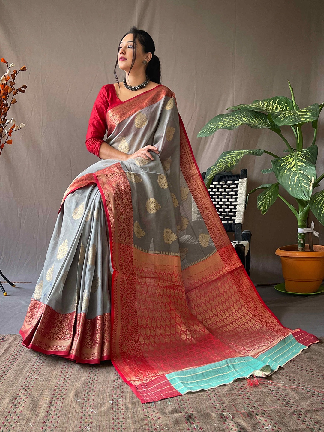 

DEVATITHI Ethnic Motifs Woven Design Saree, Grey