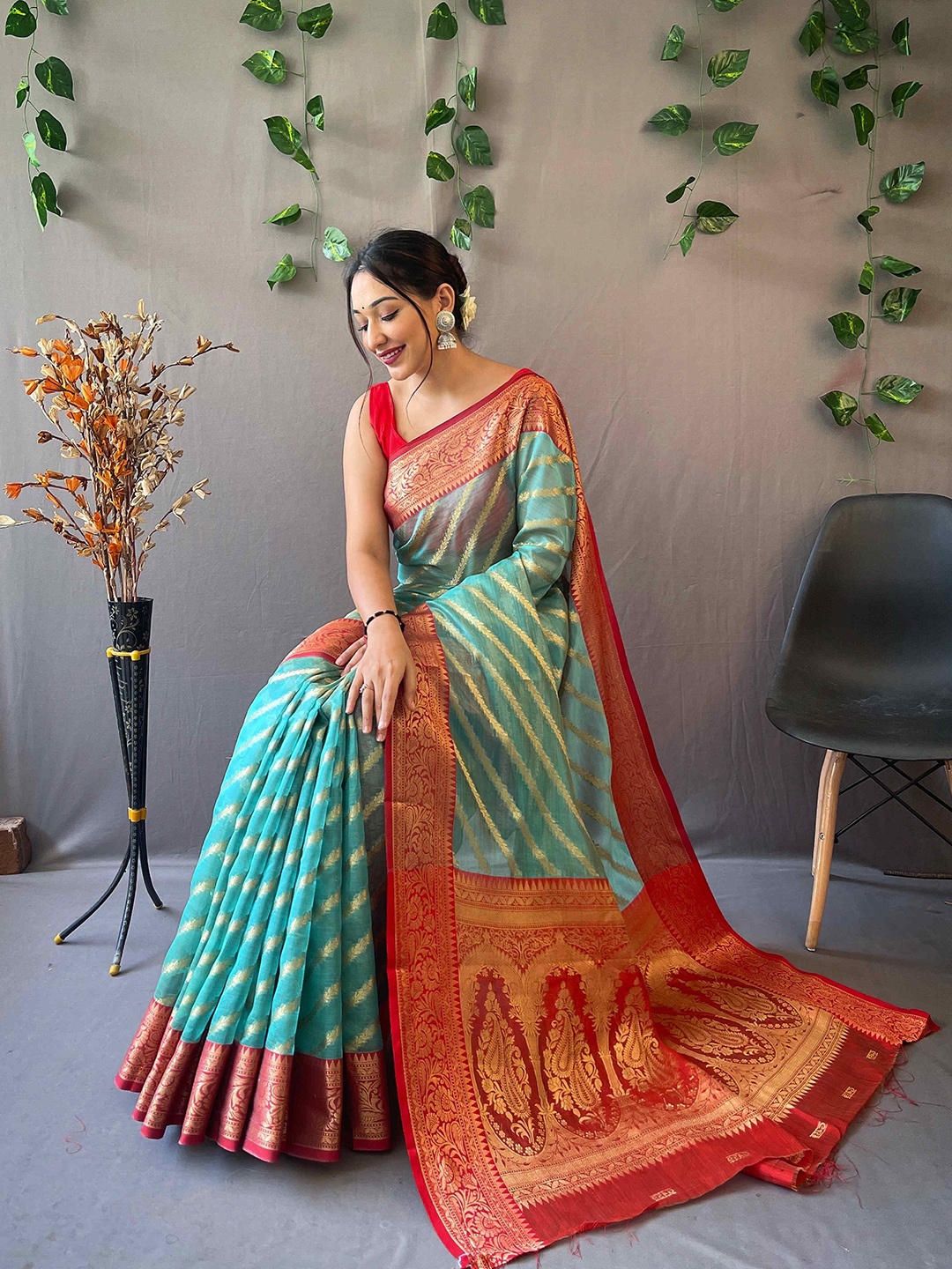 

DEVATITHI Woven Design Zari Organza Saree, Navy blue