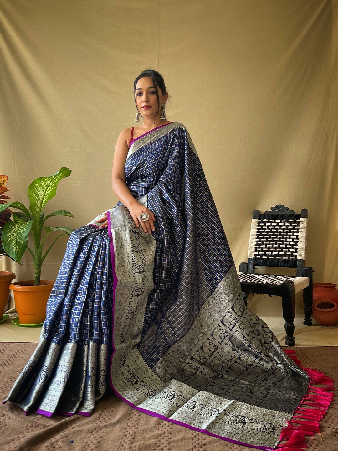 

DEVATITHI Woven Design Zari Banarasi Saree, Navy blue