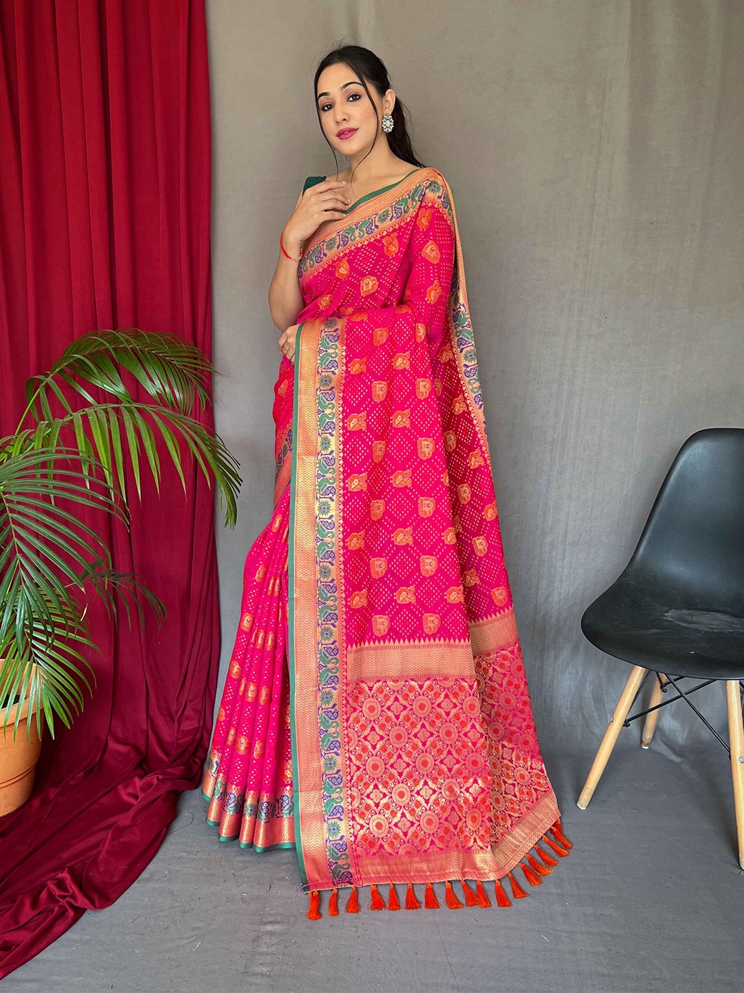 

DEVATITHI Ethnic Motifs Woven Design Patola Saree, Pink