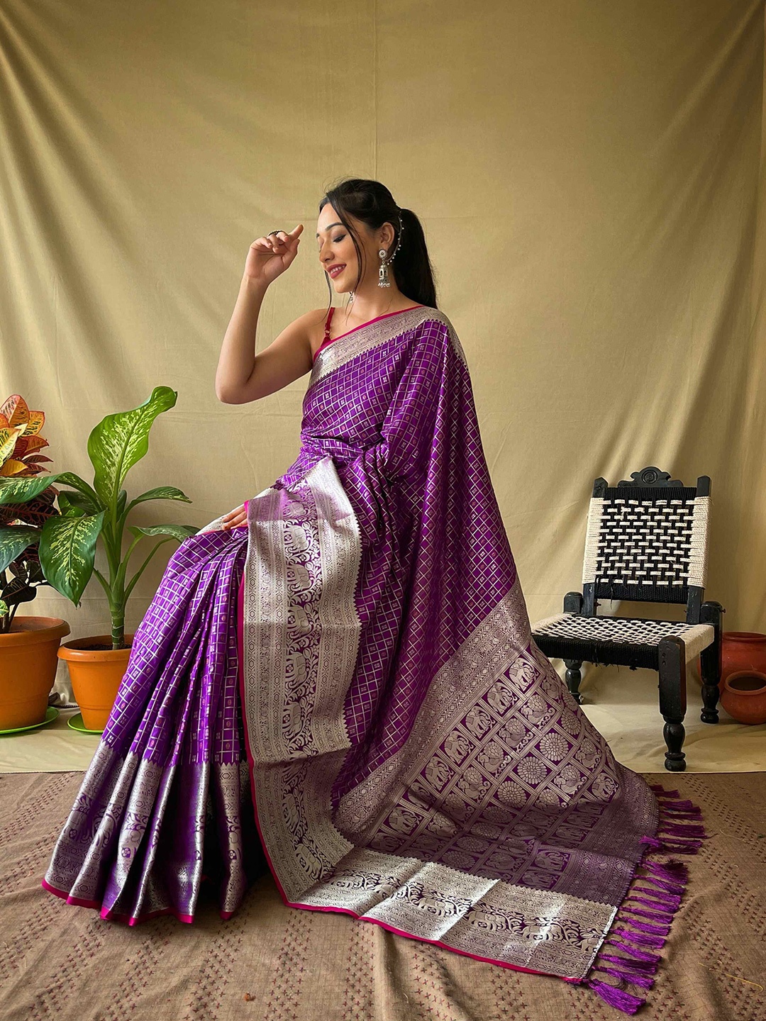 

DEVATITHI Checked Woven Design Banarasi Saree, Purple