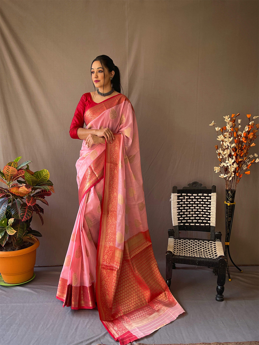 

DEVATITHI Woven Design Saree, Pink