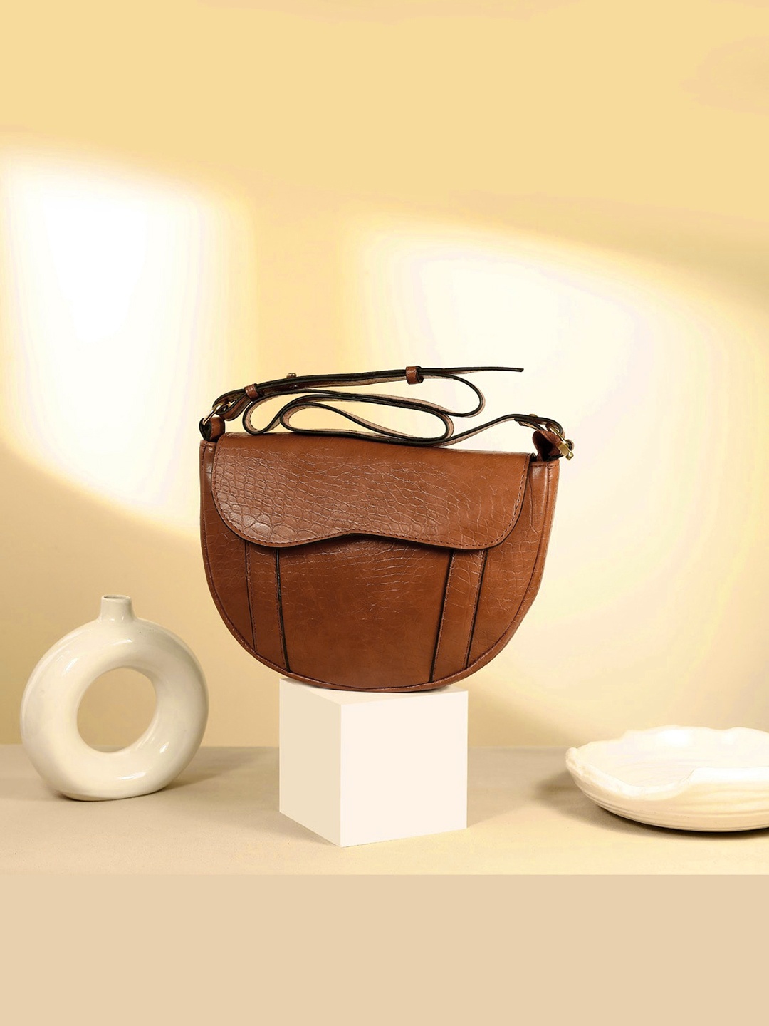 

Bagsy Malone Pelle di Lusso Textured Half Moon Sling Bag, Tan