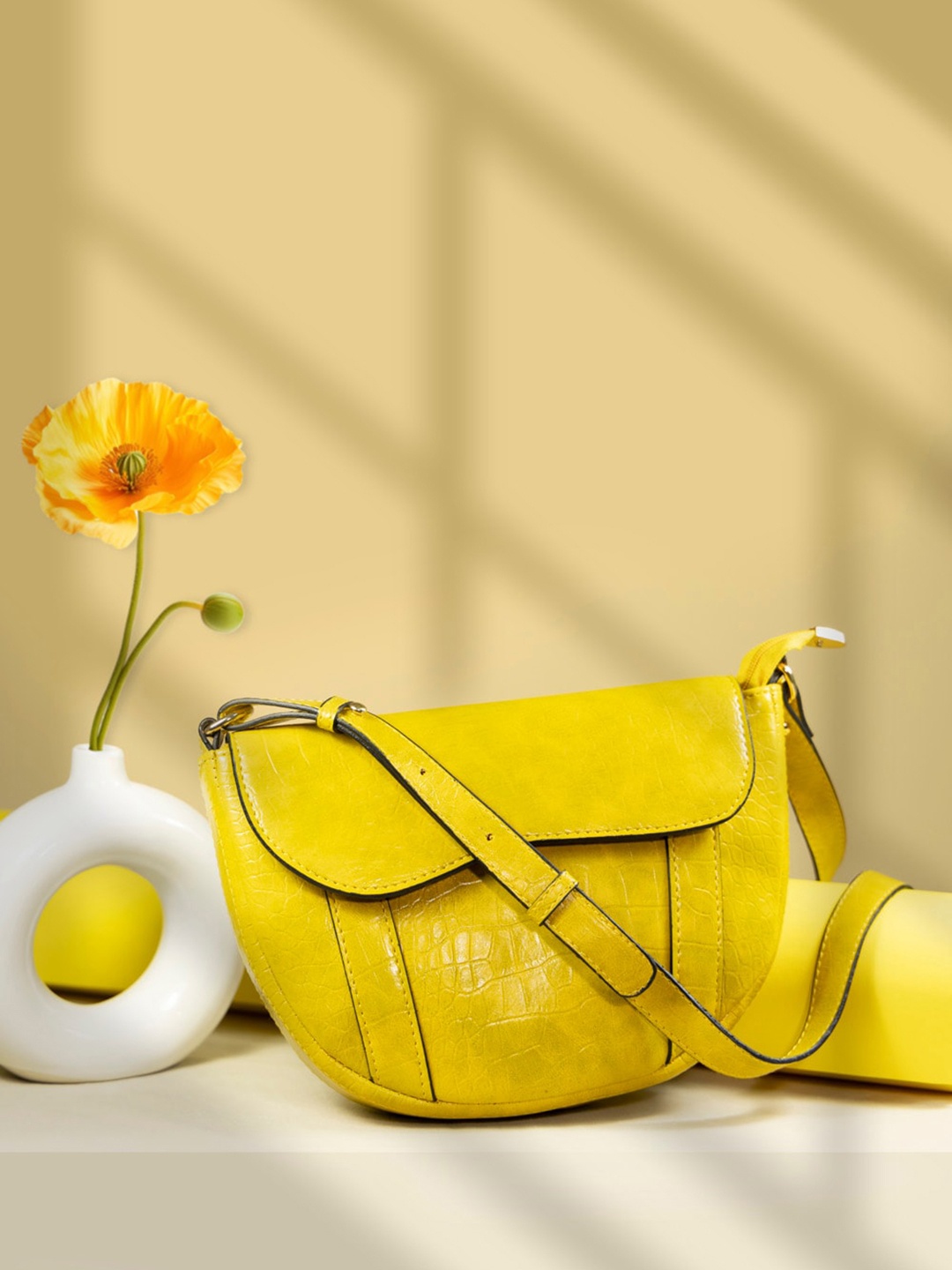 

Bagsy Malone Pelle di Lusso Textured Half Moon Sling Bag, Yellow