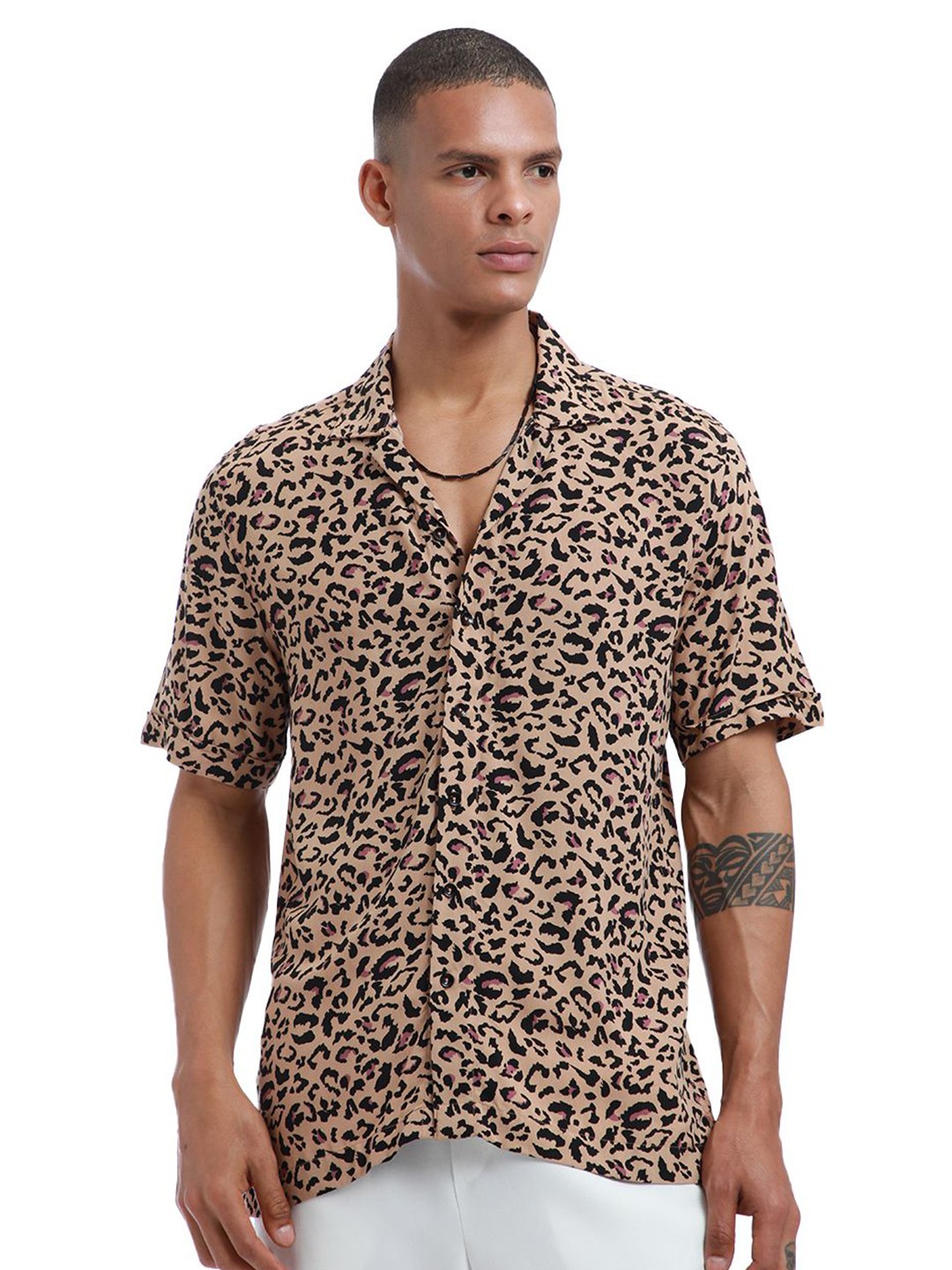 

Banana Club Men Classic Opaque Animal Printed Casual Shirt, Beige