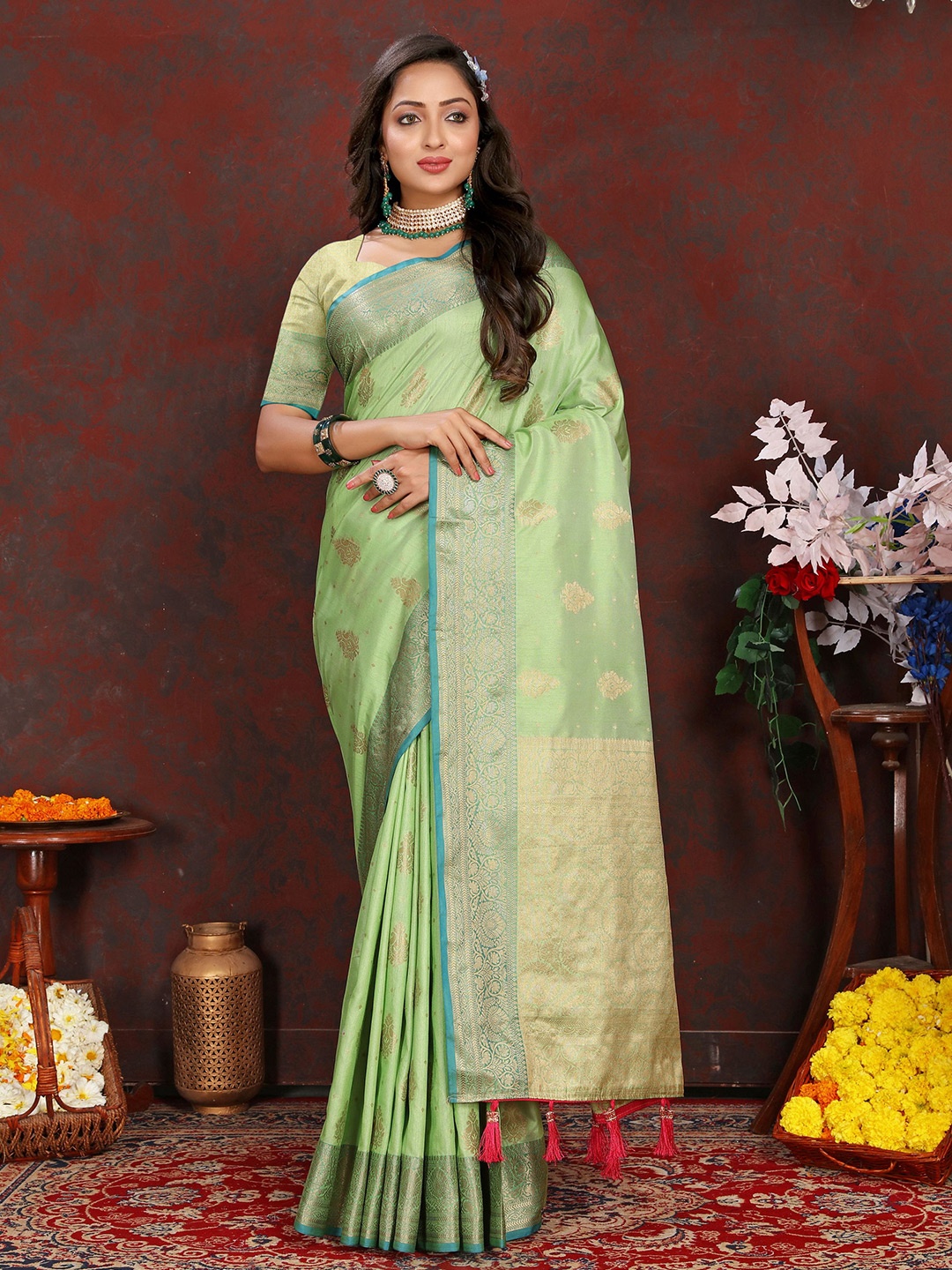 

Mitera Woven Design Floral Zari Banarasi Saree, Green