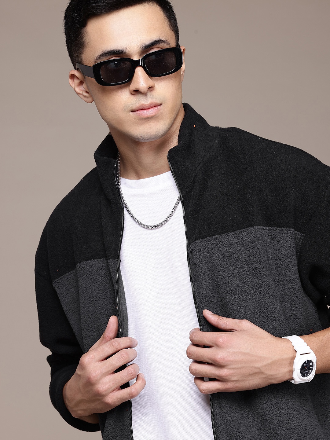 

Roadster The Lifestyle Co Men Colourblocked Sweatshirt, Black