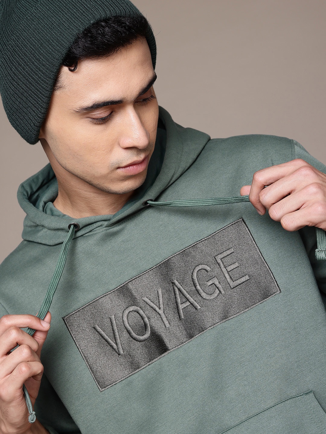 

The Roadster Lifestyle Co. Regular Fit Embroidered Hooded Sweatshirt, Green