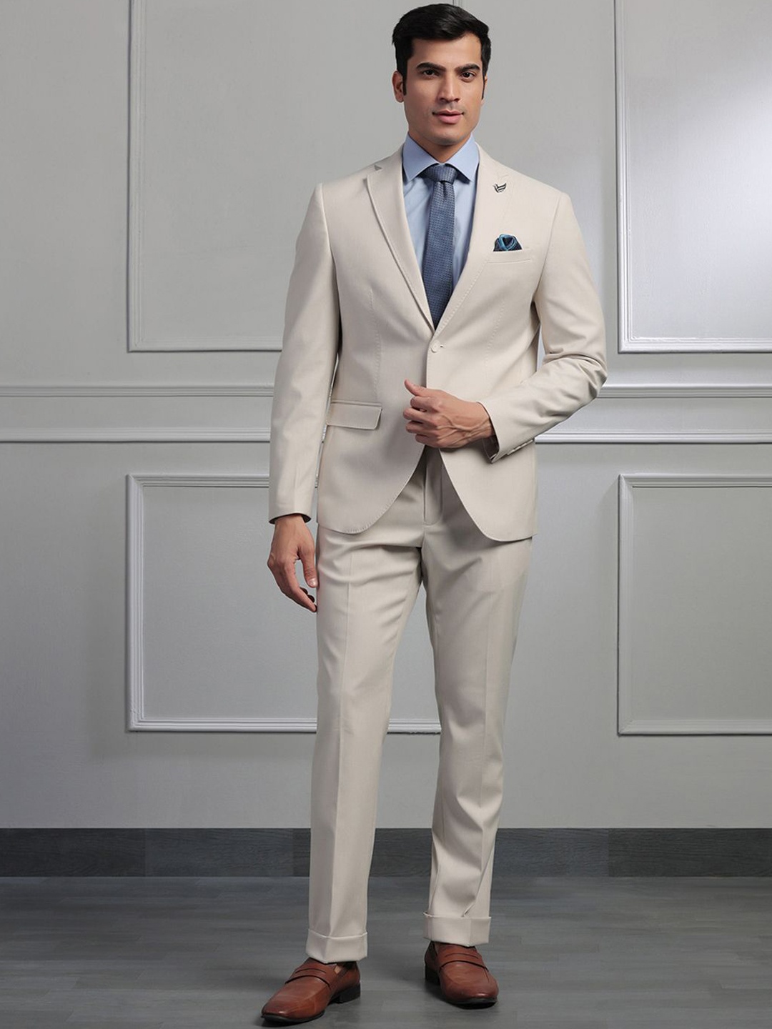 

Blackberrys Single-Breasted Slim-Fit Two-Piece Suit, Beige