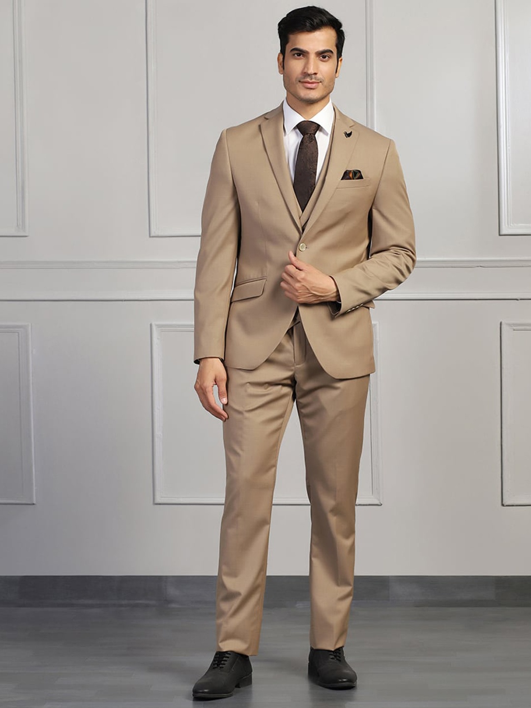 

Blackberrys Men Slim-Fit Single-Breasted Three-Piece Formal Suit, Beige