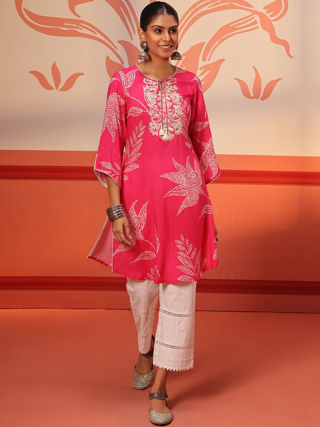 

Lakshita Floral Embroidered Thread Work Floral Kurta, Pink