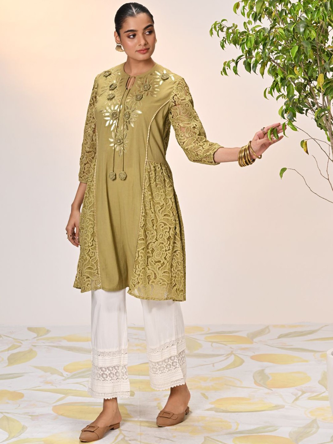 

Lakshita Floral Embroidered Thread Work Kurta, Green